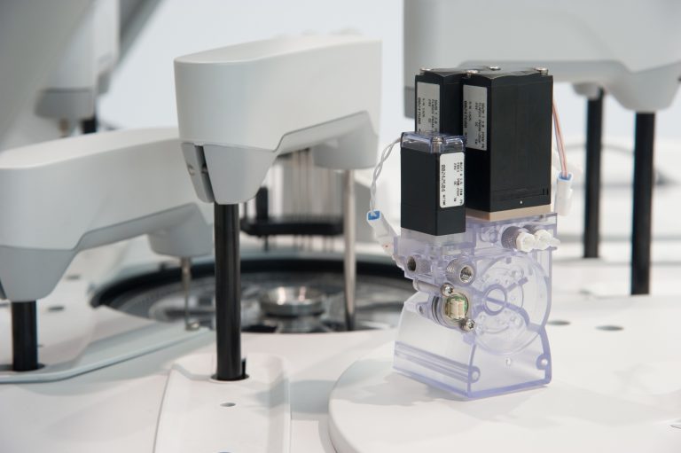 Fluidmanagement-Systeme von Bürkert für die In-Vitro-Diagnostik