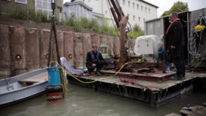 Travaux préparatoires pour un sol en béton sous-marin: pompe Tsurumi utilisée comme aspirateur à sédiments